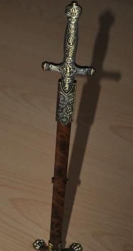 Templárský meč- nôž s podstavcom